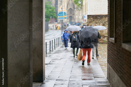 Menschen auf dem Weg zur Arbeit bei Regenwetter in der Innenstadt von Köln photo