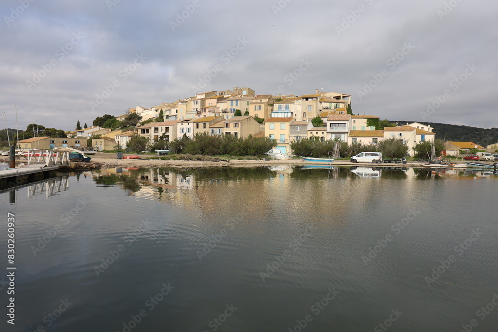 Vue d'ensemble du village, village de Bages, département de l'Aude, France Vue d'ensemble du village, village de Bages, département de l'Aude, France