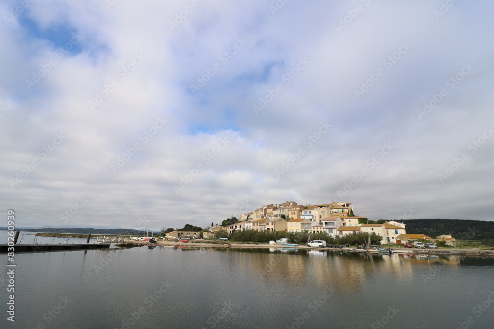 Vue d'ensemble du village, village de Bages, département de l'Aude, France Vue d'ensemble du village, village de Bages, département de l'Aude, France