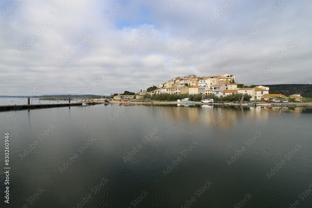 Vue d'ensemble du village, village de Bages, département de l'Aude, France Vue d'ensemble du village, village de Bages, département de l'Aude, France