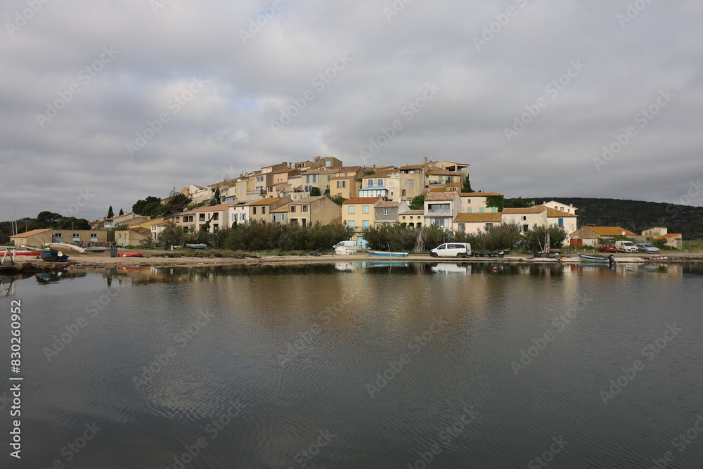Vue d'ensemble du village, village de Bages, département de l'Aude, France Vue d'ensemble du village, village de Bages, département de l'Aude, France