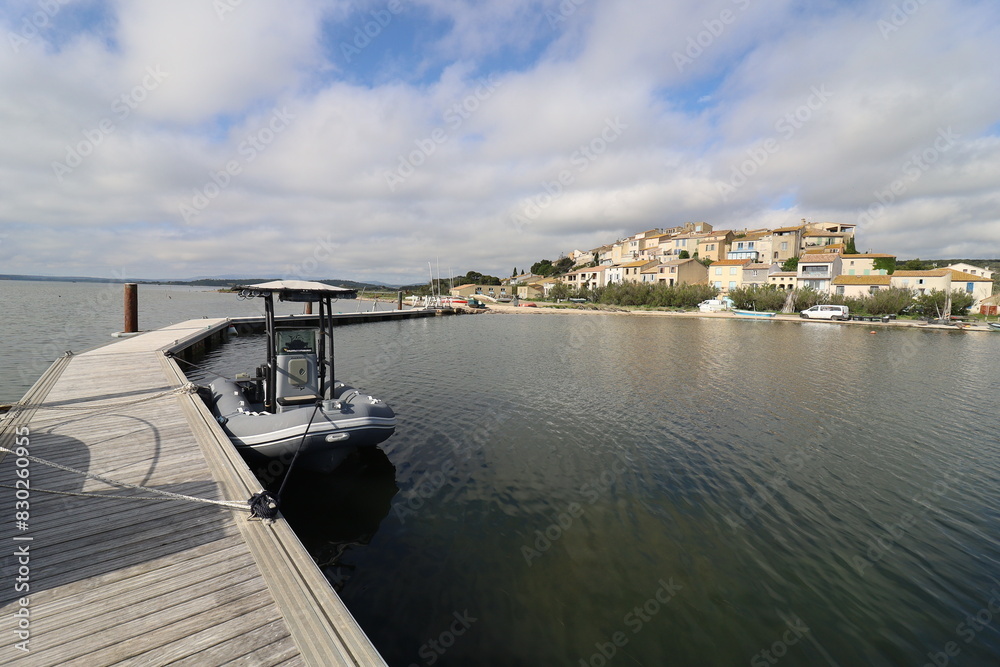 Fototapeta premium Vue d'ensemble du village, village de Bages, département de l'Aude, France