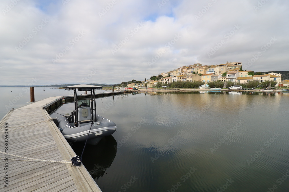 Fototapeta premium Vue d'ensemble du village, village de Bages, département de l'Aude, France