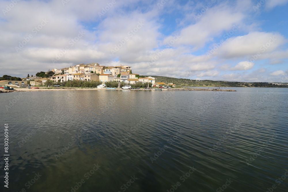Vue d'ensemble du village, village de Bages, département de l'Aude, France Vue d'ensemble du village, village de Bages, département de l'Aude, France