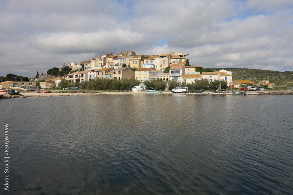 Vue d'ensemble du village, village de Bages, département de l'Aude, France Vue d'ensemble du village, village de Bages, département de l'Aude, France
