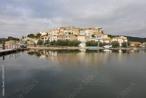 Vue d'ensemble du village, village de Bages, département de l'Aude, France