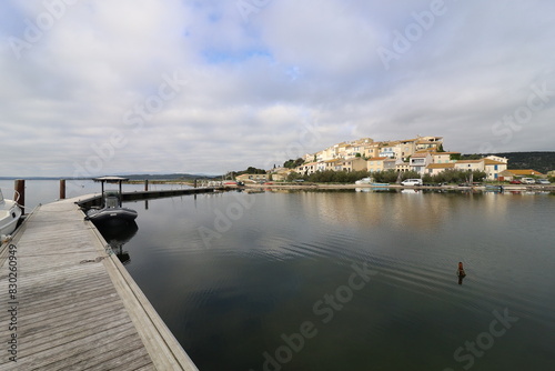 Vue d'ensemble du village, village de Bages, département de l'Aude, France © ERIC