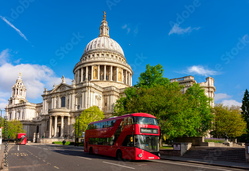 Foto St. Paul's cathedral and double-decker bus, London, UK