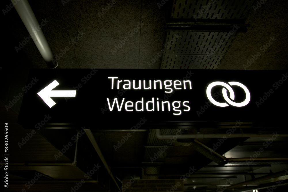 Trauungen - Weddings Schild in einem Parkhaus Trauungen - Weddings Schild in einem Parkhaus