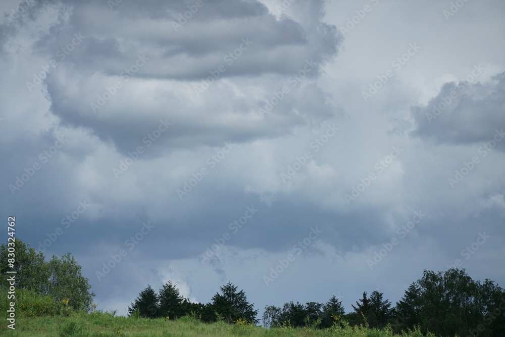 Schöner, heller Wolkenhimmel im Sommer mit Kumulus Wolken Schöner, heller Wolkenhimmel im Sommer mit Kumulus Wolken