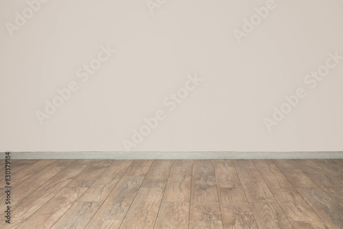 View of light wall and new wooden laminate in empty room © Pixel-Shot