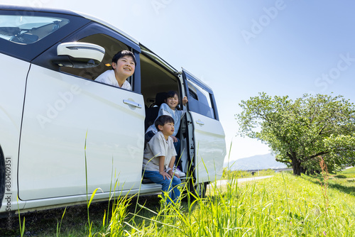 車から顔を出す子ども