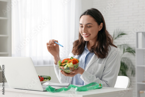 Young female nutritionist w...