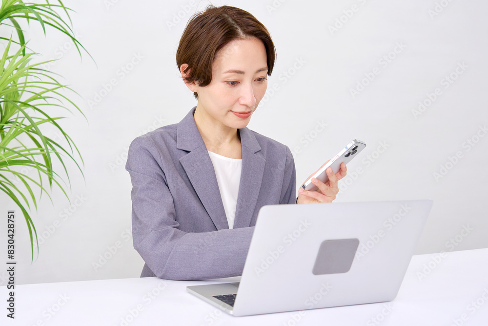 オフィスでデクスワークをする若いビジネスウーマン オフィスでデクスワークをする若いビジネスウーマン