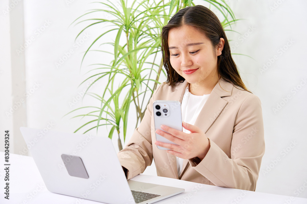 オフィスでデクスワークをする若いビジネスウーマン