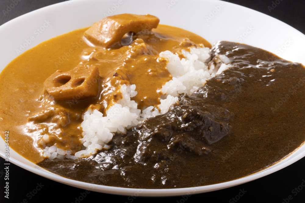 なすとゴマのカレーとココナッツと根菜の合い盛りカレー