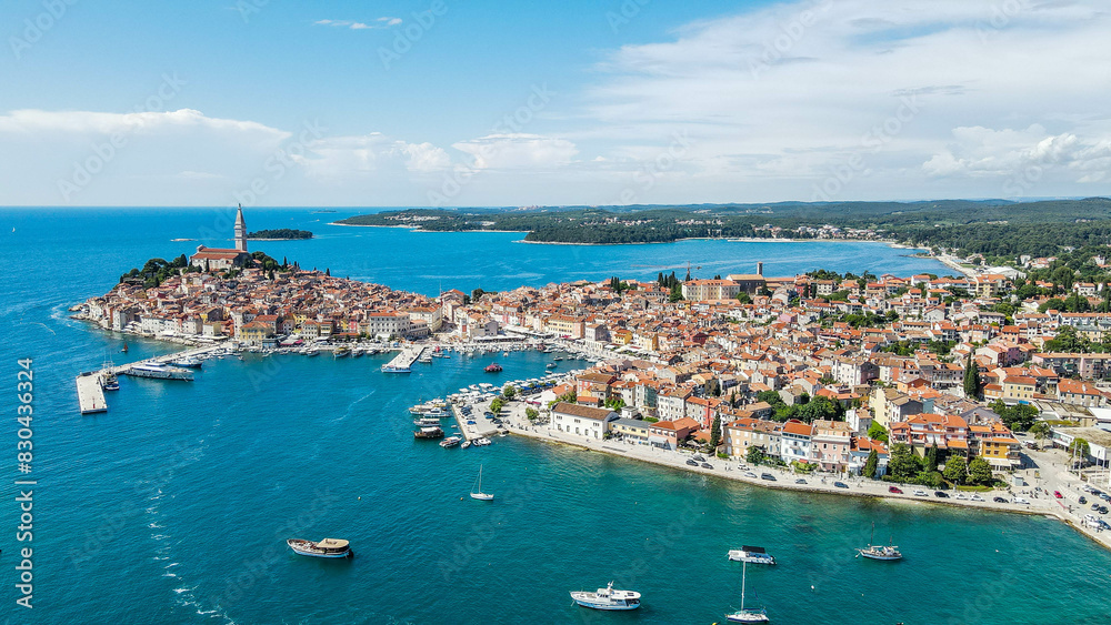 Fototapeta premium Rovinj old town aerial panoramic view, Picturesque landscape with Primosten old city, Croatia, Luftaufnahme von Rovinj-Istrien im Sommer.