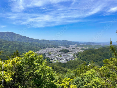京都市左京区の岩倉盆地を北部にある山から俯瞰