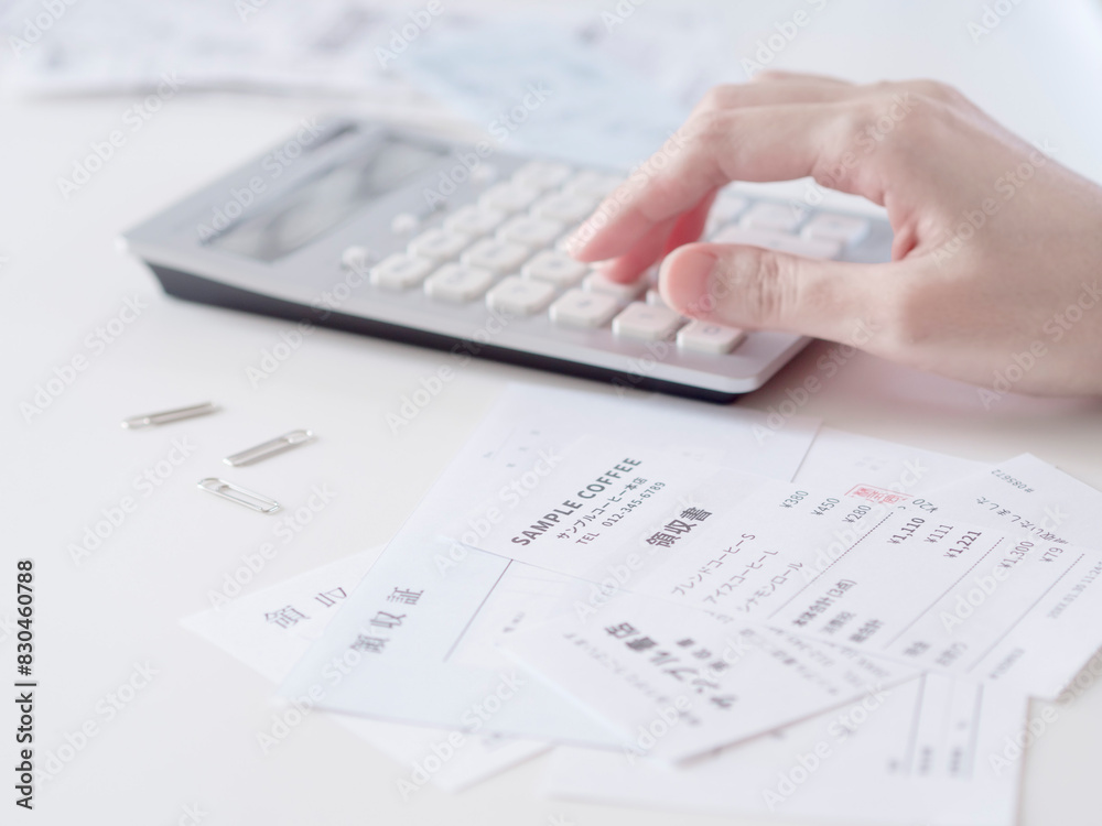 領収書の整理 (電卓と女性の手) 2