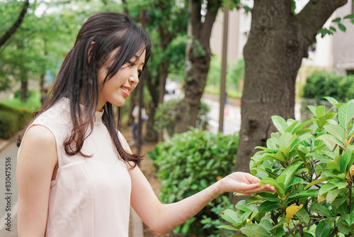 植物を鑑賞する若い女性