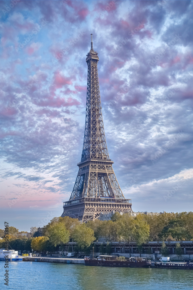 Naklejka premium Paris, the Eiffel Tower in autumn, with sunset sky 