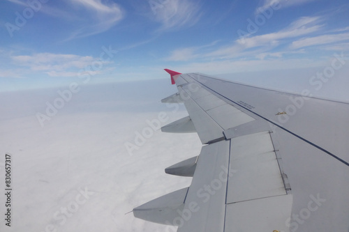 高層圏を飛行する航空機の翼模様遠景 photo