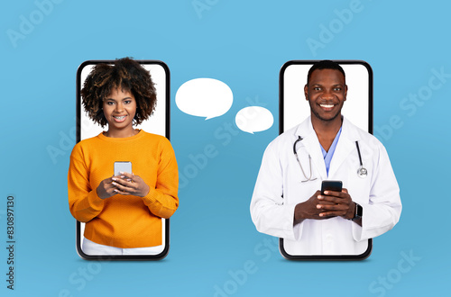 Foto African American doctor and a woman engaged in a conversation, holding smartphones up to their ears