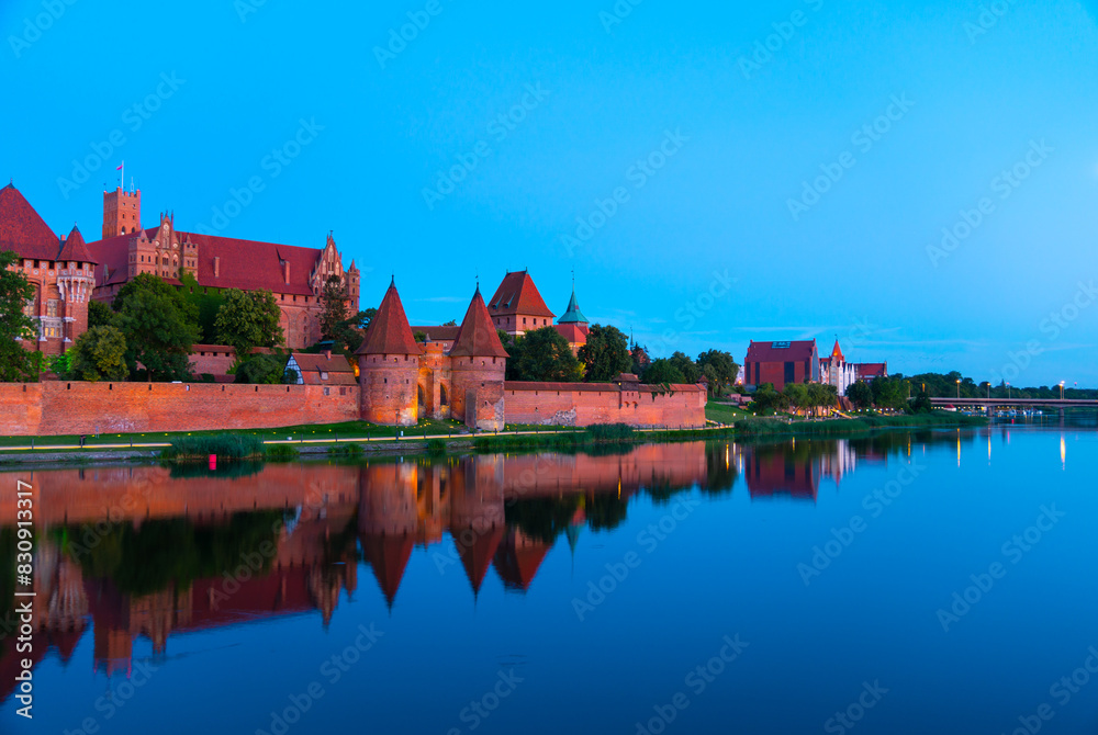 Obraz premium Marienburg castle the largest medieval brick castle in the world in the city of Malbork evening view at night