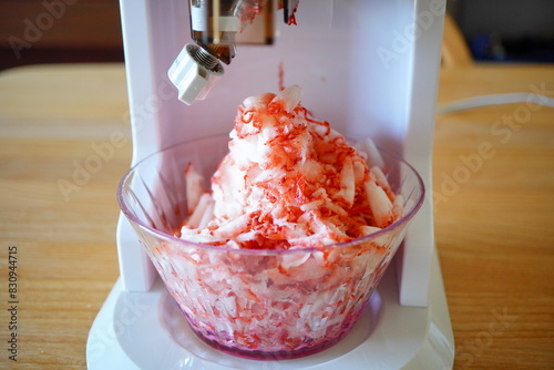 かき氷機で美味しい冷凍苺を削って作った冷凍いちごかき氷。