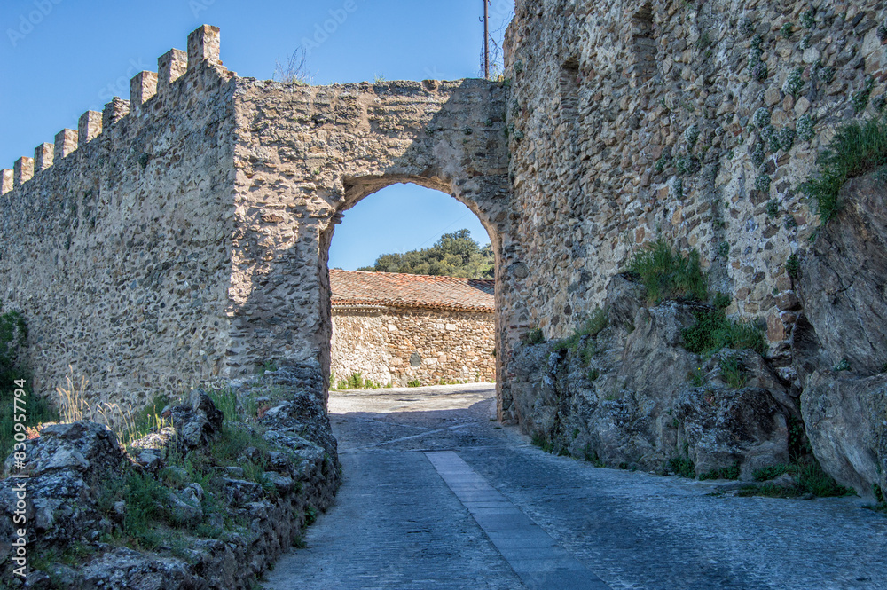 Obraz premium semicircular arch at the entrance to the walls of the town of Buitrago de Lozoya in the province of Madrid. Spain