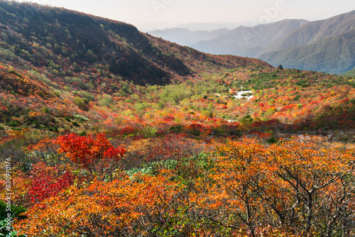 秋の那須岳（茶臼岳）　紅葉する登山道から「姥ヶ平」を眺める【栃木県・那須塩原市】　
Mt. Nasu with autumn leaves - Tochigi, Japan photo