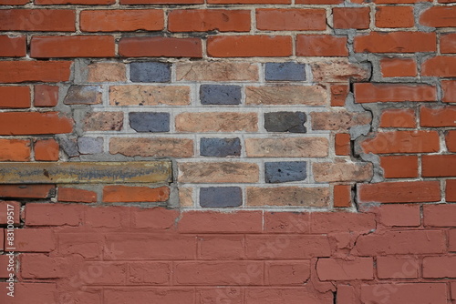 Raccord de briques sur un mur en briques rouges