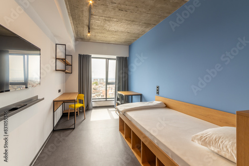 Foto Simple student-style dorm bedroom. Hostel dormitory room. Campus