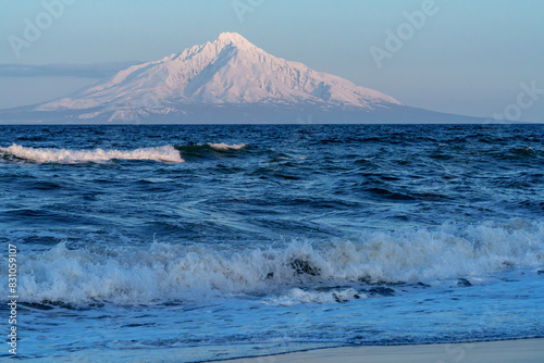 海越しの冠雪した利尻富士 冬の絶景