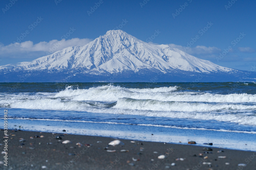 海越しの冠雪した利尻富士 冬の絶景 海越しの冠雪した利尻富士 冬の絶景