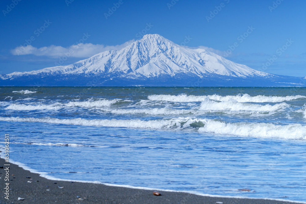 海越しの冠雪した利尻富士 冬の絶景 海越しの冠雪した利尻富士 冬の絶景