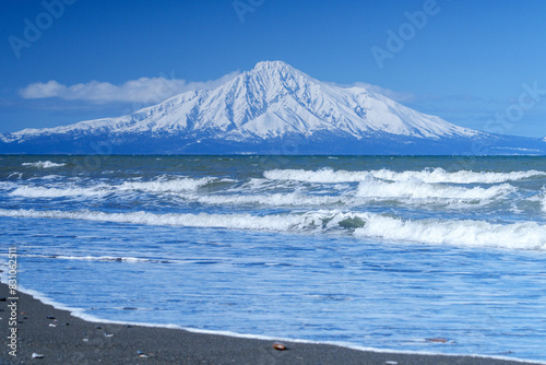 海越しの冠雪した利尻富士 冬の絶景