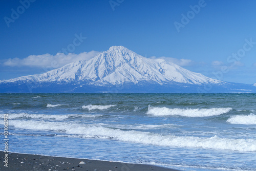 海越しの冠雪した利尻富士 冬の絶景