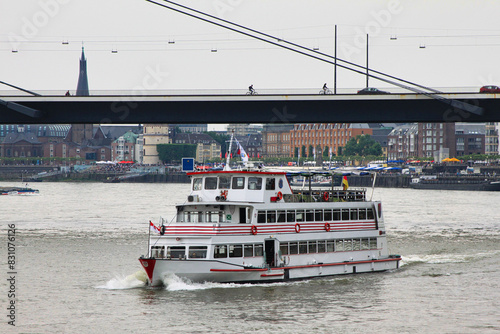 Düsseldorf, Ausflugsschiff auf dem Rhein