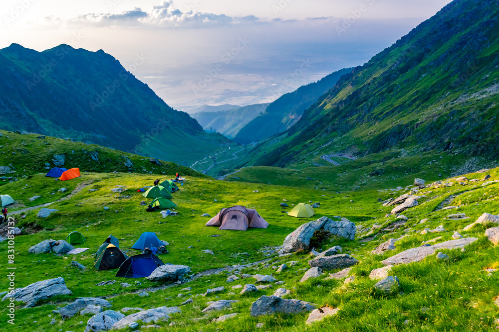 Φωτογραφία Tourist tents near the pass of Transfagarasan road, is one of most beautiful roads in world