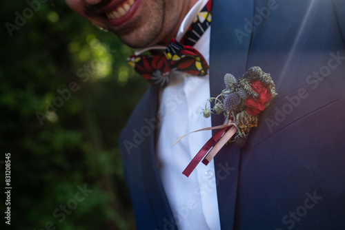 nœud papillon coloré sur un marié