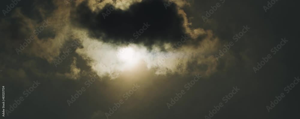 Wolken mit Anamorphen Flares die von der Sonne durchschienen werden