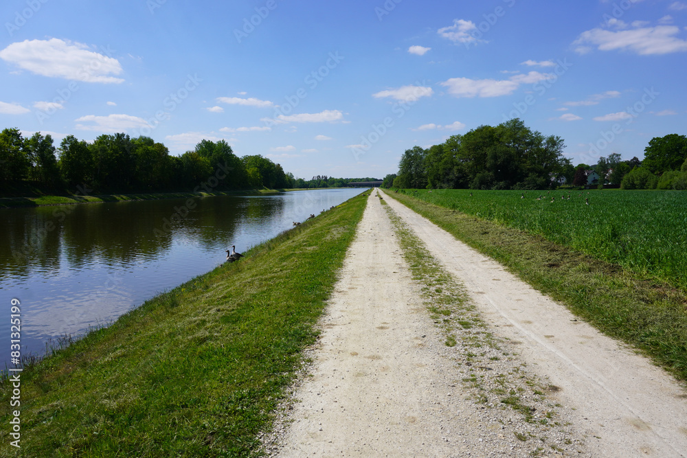 Radweg entlang des Main Donau Kanals bei Roth in Bayern Radweg entlang des Main Donau Kanals bei Roth in Bayern