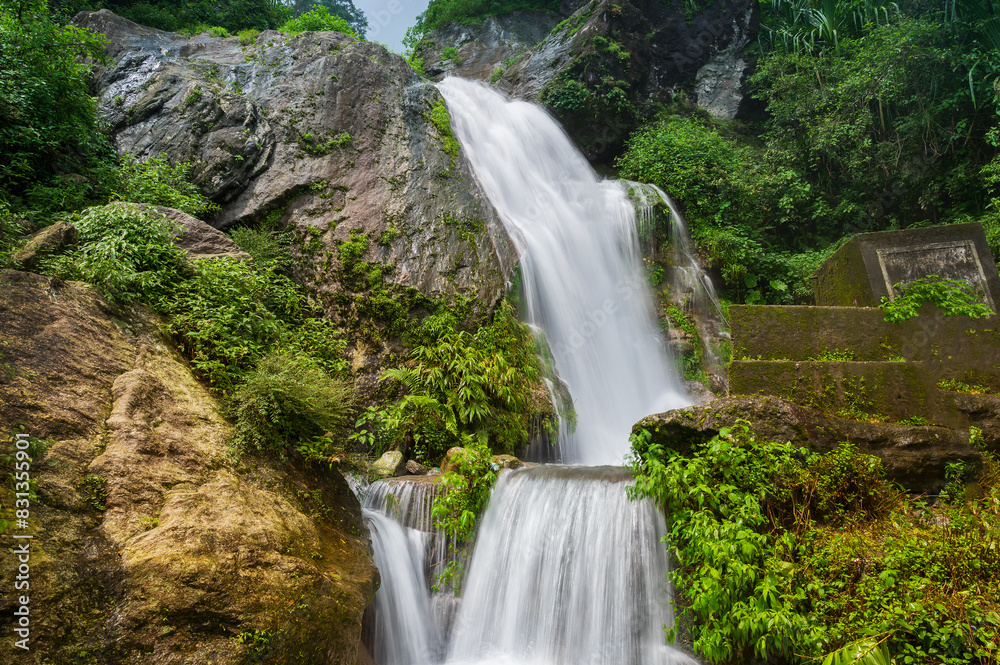 Obraz premium Paglajhora waterfall , famous waterfall in monsoon, at Kurseong, Himalayan mountains of Darjeeling, West Bengal, India. Origin of Mahananda River flowing through Mahananda Wildlife Sanctuary.