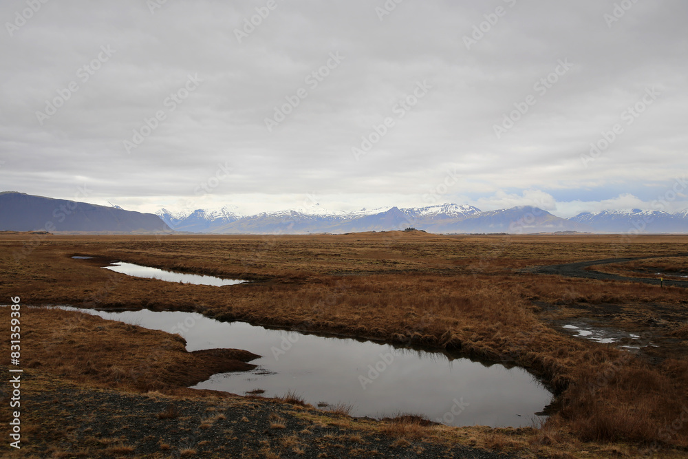 Landschaftsbild auf Island, Im Hintergrund ein Gletscher Landschaftsbild auf Island, Im Hintergrund ein Gletscher