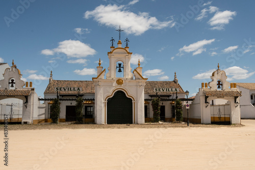 Εκτύπωση καμβά Antiguo pueblo con calles de arena. El Rocío, Andalucía, España.