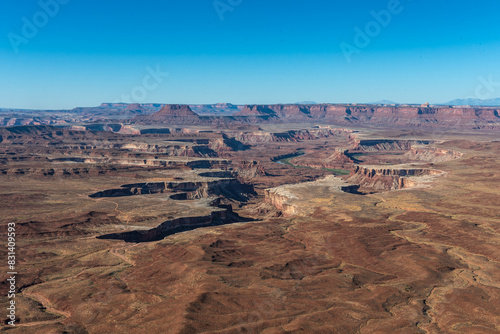 Canyonlands National Park, immense parc national des etats-unis d'amerique proche de Moab, Utah. Composé d'immenses canyon et du fleuve Colorado. Paysage sublime avec ciel bleu et roche rouge. © Nicolas
