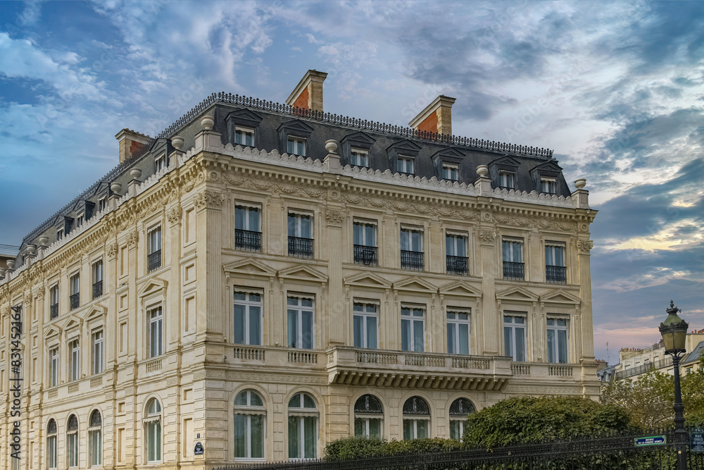 Obraz premium Historic building exterior in the luxurious neighborhood of Charles-de-Gaulle in Paris, France