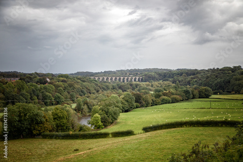 schöne landschaft mit einer brücke