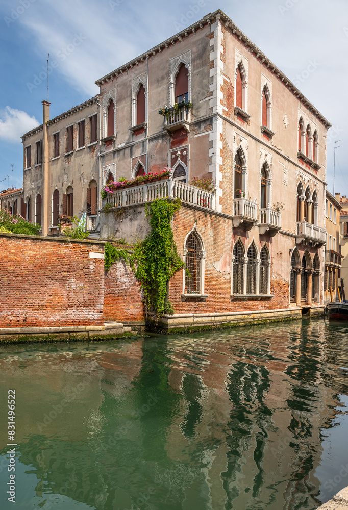Fototapeta premium Exposure of the Venice water canals showing old building architecture and boats. Taken on a sunshiny day showing the pretty views of this magnificent city.
